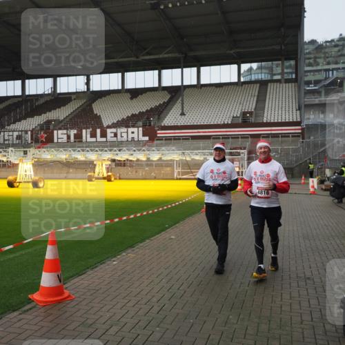 07.12.2025 - St. Pauli X-Mass-Run No. 15 Fabian Wolf http://msf.ph/oto/9419977 07.12.2025 11:35:50 Ziel 1960, 1962, 2902, 2962, 3967, 4816, 4823, 4843 meine-sportfotos.de