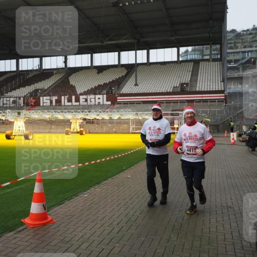 07.12.2025 - St. Pauli X-Mass-Run No. 15 Fabian Wolf http://msf.ph/oto/9419978 07.12.2025 11:35:51 Ziel 1960, 1962, 2902, 2962, 4816, 4823, 4843 meine-sportfotos.de
