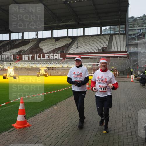 07.12.2025 - St. Pauli X-Mass-Run No. 15 Fabian Wolf http://msf.ph/oto/9419980 07.12.2025 11:35:51 Ziel 1960, 1962, 2902, 2962, 4816, 4823, 4843 meine-sportfotos.de