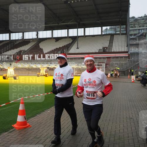 07.12.2025 - St. Pauli X-Mass-Run No. 15 Fabian Wolf http://msf.ph/oto/9419982 07.12.2025 11:35:51 Ziel 1960, 1962, 2902, 2962, 4816, 4823, 4843 meine-sportfotos.de
