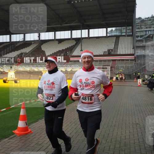 07.12.2025 - St. Pauli X-Mass-Run No. 15 Fabian Wolf http://msf.ph/oto/9419983 07.12.2025 11:35:52 Ziel 1960, 1962, 2902, 2962, 4816, 4823, 4843 meine-sportfotos.de