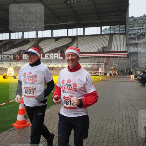 07.12.2025 - St. Pauli X-Mass-Run No. 15 Fabian Wolf http://msf.ph/oto/9419984 07.12.2025 11:35:52 Ziel 1960, 1962, 2902, 2962, 4816, 4823, 4843 meine-sportfotos.de