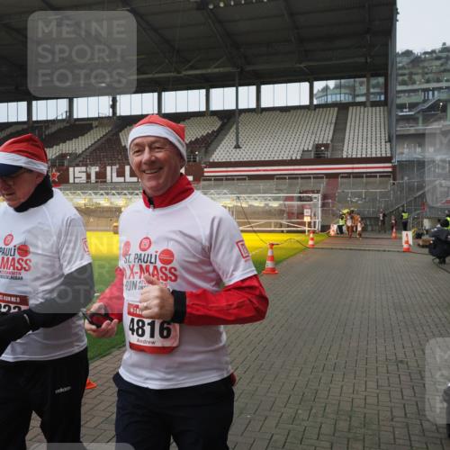 07.12.2025 - St. Pauli X-Mass-Run No. 15 Fabian Wolf http://msf.ph/oto/9419985 07.12.2025 11:35:52 Ziel 1960, 1962, 2902, 2962, 4816, 4823, 4843 meine-sportfotos.de