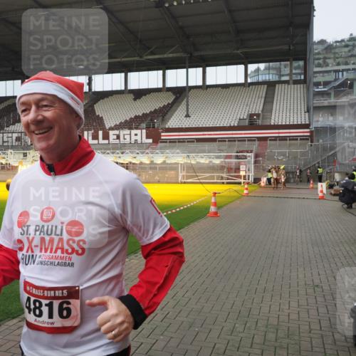 07.12.2025 - St. Pauli X-Mass-Run No. 15 Fabian Wolf http://msf.ph/oto/9419986 07.12.2025 11:35:52 Ziel 1960, 1962, 2902, 2962, 4816, 4823, 4843 meine-sportfotos.de