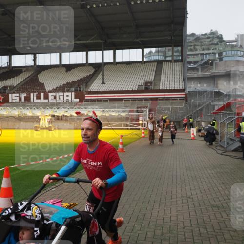 07.12.2025 - St. Pauli X-Mass-Run No. 15 Fabian Wolf http://msf.ph/oto/9419997 07.12.2025 11:35:58 Ziel 311, 728, 1960, 1962, 3109, 4816, 4823 meine-sportfotos.de