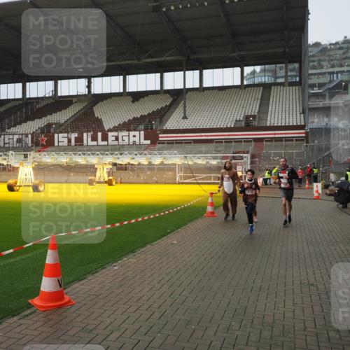 07.12.2025 - St. Pauli X-Mass-Run No. 15 Fabian Wolf http://msf.ph/oto/9420003 07.12.2025 11:36:00 Ziel 311, 728, 1960, 1962, 3109, 4816, 4823 meine-sportfotos.de