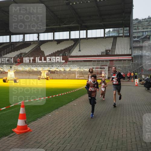 07.12.2025 - St. Pauli X-Mass-Run No. 15 Fabian Wolf http://msf.ph/oto/9420006 07.12.2025 11:36:01 Ziel 311, 728, 1960, 1962, 3109, 4816, 4823 meine-sportfotos.de