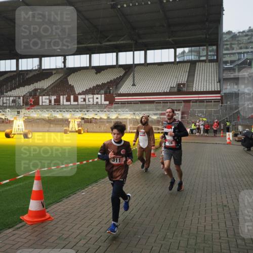 07.12.2025 - St. Pauli X-Mass-Run No. 15 Fabian Wolf http://msf.ph/oto/9420009 07.12.2025 11:36:02 Ziel 311, 728, 1962, 3109 meine-sportfotos.de