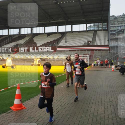 07.12.2025 - St. Pauli X-Mass-Run No. 15 Fabian Wolf http://msf.ph/oto/9420010 07.12.2025 11:36:02 Ziel 311, 728, 1962, 3109 meine-sportfotos.de