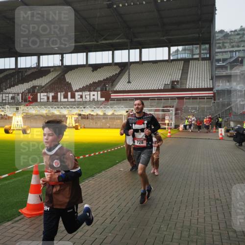 07.12.2025 - St. Pauli X-Mass-Run No. 15 Fabian Wolf http://msf.ph/oto/9420011 07.12.2025 11:36:02 Ziel 311, 728, 1962, 3109 meine-sportfotos.de