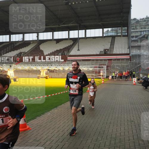 07.12.2025 - St. Pauli X-Mass-Run No. 15 Fabian Wolf http://msf.ph/oto/9420012 07.12.2025 11:36:02 Ziel 311, 728, 1962, 3109 meine-sportfotos.de