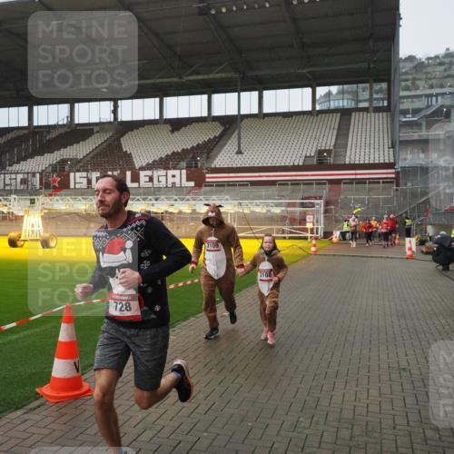 07.12.2025 - St. Pauli X-Mass-Run No. 15 Fabian Wolf http://msf.ph/oto/9420014 07.12.2025 11:36:03 Ziel 311, 728, 2316, 3109 meine-sportfotos.de