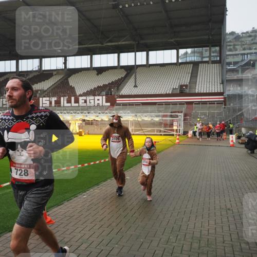 07.12.2025 - St. Pauli X-Mass-Run No. 15 Fabian Wolf http://msf.ph/oto/9420015 07.12.2025 11:36:03 Ziel 311, 728, 2316, 3109 meine-sportfotos.de