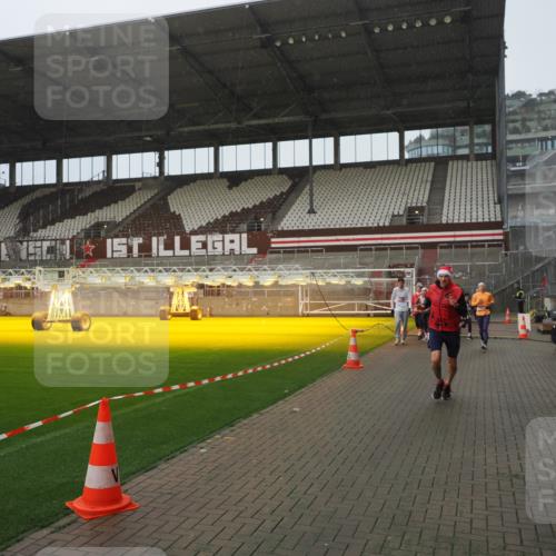 07.12.2025 - St. Pauli X-Mass-Run No. 15 Fabian Wolf http://msf.ph/oto/9420024 07.12.2025 11:36:08 Ziel 311, 728, 1792, 2183, 2310, 2316, 2907, 3109, 3610, 3612, 3614, 3653 meine-sportfotos.de