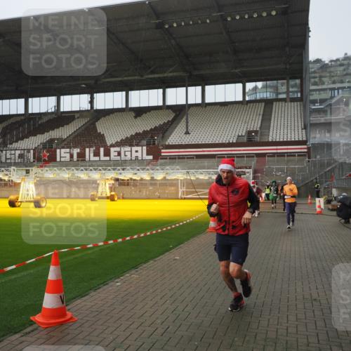 07.12.2025 - St. Pauli X-Mass-Run No. 15 Fabian Wolf http://msf.ph/oto/9420029 07.12.2025 11:36:09 Ziel 311, 728, 1792, 2183, 2310, 2316, 2907, 3109, 3610, 3612, 3614, 3653 meine-sportfotos.de