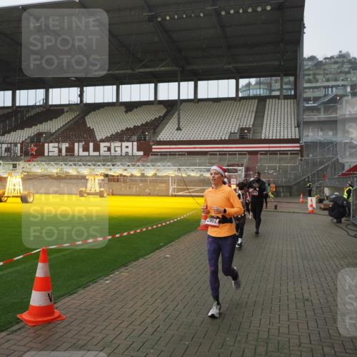 07.12.2025 - St. Pauli X-Mass-Run No. 15 Fabian Wolf http://msf.ph/oto/9420033 07.12.2025 11:36:12 Ziel 311, 728, 1753, 1792, 2183, 2310, 2316, 2907, 3109, 3610, 3612, 3614, 3653 meine-sportfotos.de