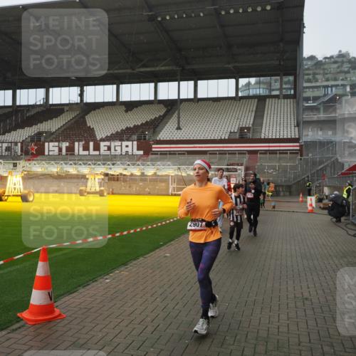 07.12.2025 - St. Pauli X-Mass-Run No. 15 Fabian Wolf http://msf.ph/oto/9420034 07.12.2025 11:36:12 Ziel 311, 728, 1753, 1792, 2183, 2310, 2316, 2907, 3109, 3610, 3612, 3614, 3653 meine-sportfotos.de