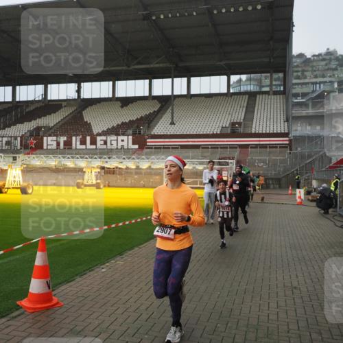 07.12.2025 - St. Pauli X-Mass-Run No. 15 Fabian Wolf http://msf.ph/oto/9420035 07.12.2025 11:36:12 Ziel 311, 728, 1753, 1792, 2183, 2310, 2316, 2907, 3109, 3610, 3612, 3614, 3653 meine-sportfotos.de