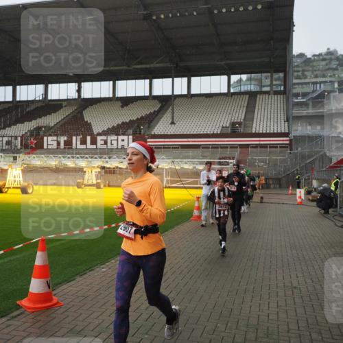 07.12.2025 - St. Pauli X-Mass-Run No. 15 Fabian Wolf http://msf.ph/oto/9420036 07.12.2025 11:36:13 Ziel 311, 728, 1753, 1792, 2183, 2310, 2316, 2907, 3109, 3610, 3612, 3614, 3653 meine-sportfotos.de