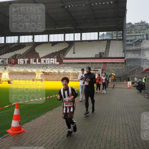 07.12.2025 - St. Pauli X-Mass-Run No. 15 Fabian Wolf http://msf.ph/oto/9420039 07.12.2025 11:36:14 Ziel 311, 728, 1753, 1792, 2183, 2310, 2316, 2907, 3610, 3612, 3614, 3653 meine-sportfotos.de
