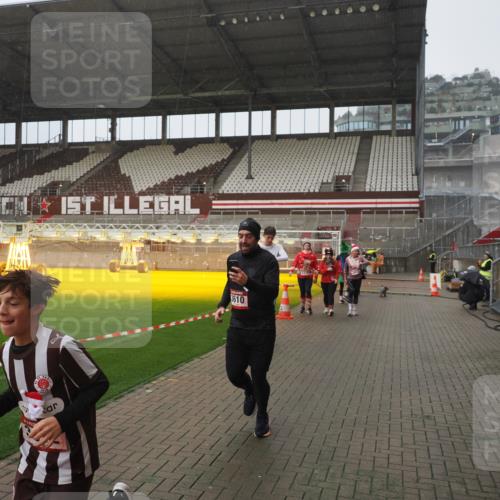07.12.2025 - St. Pauli X-Mass-Run No. 15 Fabian Wolf http://msf.ph/oto/9420042 07.12.2025 11:36:14 Ziel 311, 728, 1753, 1792, 2183, 2310, 2316, 2907, 3610, 3612, 3614, 3653 meine-sportfotos.de