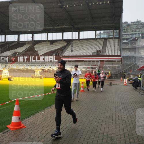 07.12.2025 - St. Pauli X-Mass-Run No. 15 Fabian Wolf http://msf.ph/oto/9420043 07.12.2025 11:36:14 Ziel 311, 728, 1753, 1792, 2183, 2310, 2316, 2907, 3610, 3612, 3614, 3653 meine-sportfotos.de