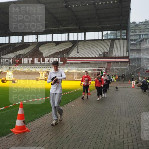 07.12.2025 - St. Pauli X-Mass-Run No. 15 Fabian Wolf http://msf.ph/oto/9420046 07.12.2025 11:36:17 Ziel 1753, 1792, 2183, 2310, 2316, 2907, 3610, 3612, 3614, 3653 meine-sportfotos.de
