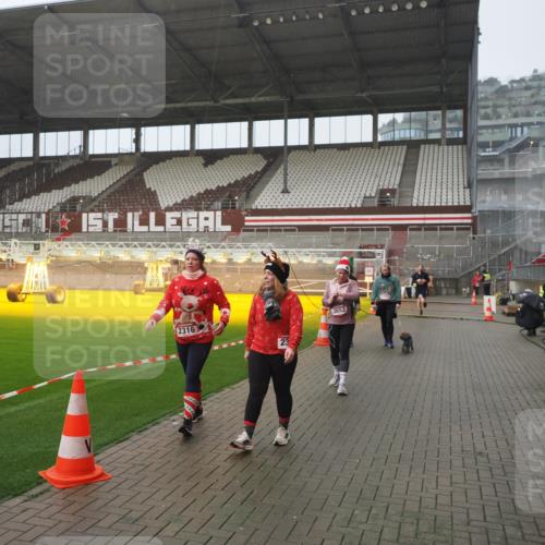 07.12.2025 - St. Pauli X-Mass-Run No. 15 Fabian Wolf http://msf.ph/oto/9420048 07.12.2025 11:36:21 Ziel 1753, 1792, 2183, 2310, 2316, 2907, 3610, 3612, 3614, 3653, 3826 meine-sportfotos.de
