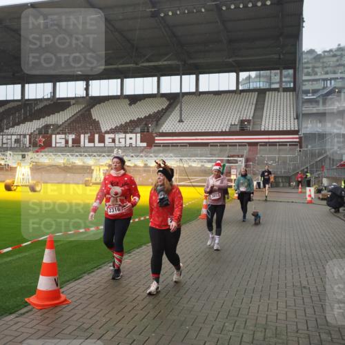 07.12.2025 - St. Pauli X-Mass-Run No. 15 Fabian Wolf http://msf.ph/oto/9420049 07.12.2025 11:36:21 Ziel 1753, 1792, 2183, 2310, 2316, 2907, 3610, 3612, 3614, 3653, 3826 meine-sportfotos.de