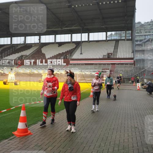 07.12.2025 - St. Pauli X-Mass-Run No. 15 Fabian Wolf http://msf.ph/oto/9420050 07.12.2025 11:36:21 Ziel 1753, 1792, 2183, 2310, 2316, 2907, 3610, 3612, 3614, 3653, 3826 meine-sportfotos.de