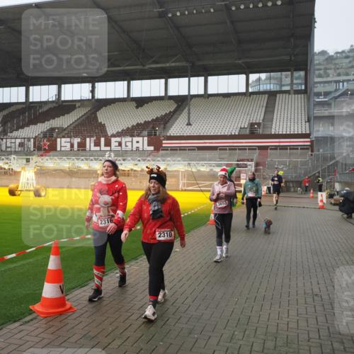 07.12.2025 - St. Pauli X-Mass-Run No. 15 Fabian Wolf http://msf.ph/oto/9420051 07.12.2025 11:36:21 Ziel 1753, 1792, 2183, 2310, 2316, 2907, 3610, 3612, 3614, 3653, 3826 meine-sportfotos.de