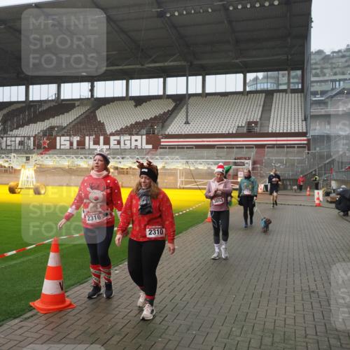 07.12.2025 - St. Pauli X-Mass-Run No. 15 Fabian Wolf http://msf.ph/oto/9420052 07.12.2025 11:36:21 Ziel 1753, 1792, 2183, 2310, 2316, 2907, 3610, 3612, 3614, 3653, 3826 meine-sportfotos.de