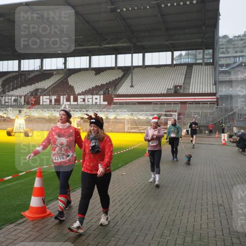 07.12.2025 - St. Pauli X-Mass-Run No. 15 Fabian Wolf http://msf.ph/oto/9420053 07.12.2025 11:36:22 Ziel 1753, 1792, 2183, 2310, 2316, 2907, 3610, 3612, 3614, 3653, 3826 meine-sportfotos.de