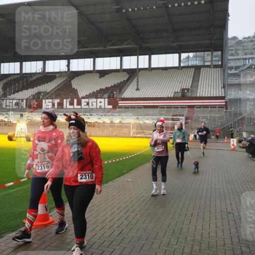 07.12.2025 - St. Pauli X-Mass-Run No. 15 Fabian Wolf http://msf.ph/oto/9420055 07.12.2025 11:36:22 Ziel 1753, 1792, 2183, 2310, 2316, 2907, 3610, 3612, 3614, 3653, 3826 meine-sportfotos.de