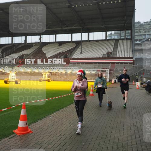 07.12.2025 - St. Pauli X-Mass-Run No. 15 Fabian Wolf http://msf.ph/oto/9420057 07.12.2025 11:36:24 Ziel 1753, 1792, 2183, 2310, 2907, 3610, 3612, 3614, 3653, 3826 meine-sportfotos.de