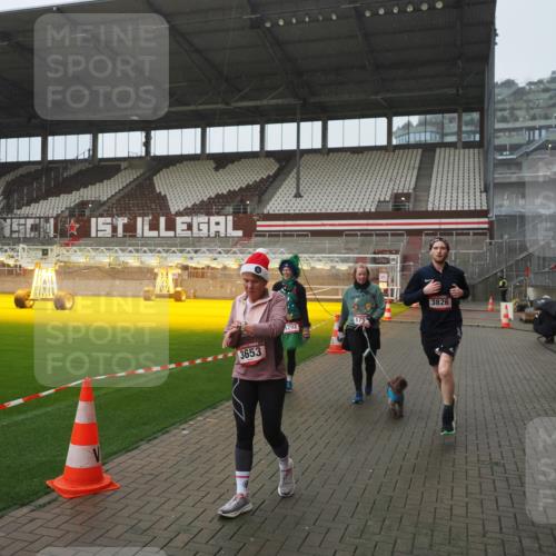 07.12.2025 - St. Pauli X-Mass-Run No. 15 Fabian Wolf http://msf.ph/oto/9420060 07.12.2025 11:36:24 Ziel 1753, 1792, 2183, 2310, 2907, 3610, 3612, 3614, 3653, 3826 meine-sportfotos.de