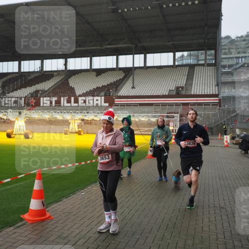 07.12.2025 - St. Pauli X-Mass-Run No. 15 Fabian Wolf http://msf.ph/oto/9420061 07.12.2025 11:36:24 Ziel 1753, 1792, 2183, 2310, 2907, 3610, 3612, 3614, 3653, 3826 meine-sportfotos.de