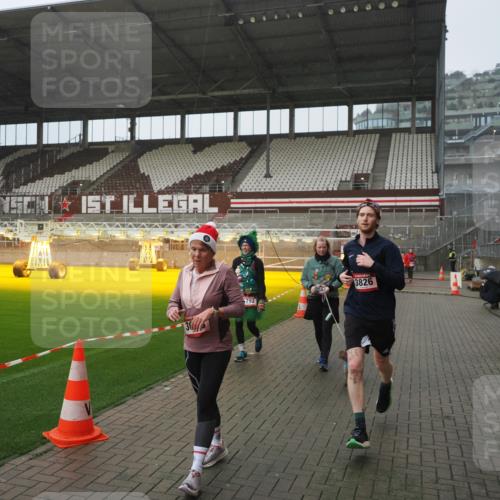 07.12.2025 - St. Pauli X-Mass-Run No. 15 Fabian Wolf http://msf.ph/oto/9420062 07.12.2025 11:36:25 Ziel 1753, 1792, 2907, 3610, 3612, 3826, 4628 meine-sportfotos.de