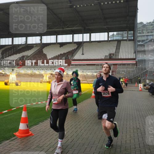 07.12.2025 - St. Pauli X-Mass-Run No. 15 Fabian Wolf http://msf.ph/oto/9420063 07.12.2025 11:36:25 Ziel 1753, 1792, 2907, 3610, 3612, 3826, 4628 meine-sportfotos.de