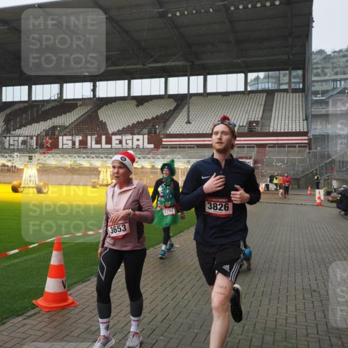 07.12.2025 - St. Pauli X-Mass-Run No. 15 Fabian Wolf http://msf.ph/oto/9420064 07.12.2025 11:36:25 Ziel 1753, 1792, 2907, 3610, 3612, 3826, 4628 meine-sportfotos.de