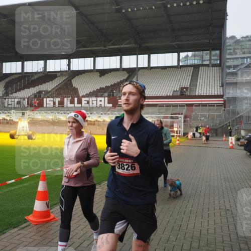 07.12.2025 - St. Pauli X-Mass-Run No. 15 Fabian Wolf http://msf.ph/oto/9420065 07.12.2025 11:36:25 Ziel 1753, 1792, 2907, 3610, 3612, 3826, 4628 meine-sportfotos.de