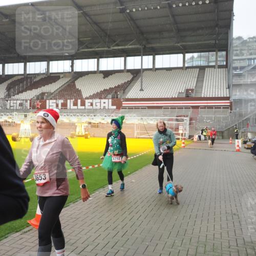 07.12.2025 - St. Pauli X-Mass-Run No. 15 Fabian Wolf http://msf.ph/oto/9420067 07.12.2025 11:36:26 Ziel 1753, 1792, 3610, 3612, 3826, 4628 meine-sportfotos.de