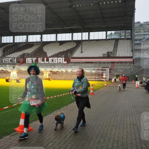 07.12.2025 - St. Pauli X-Mass-Run No. 15 Fabian Wolf http://msf.ph/oto/9420072 07.12.2025 11:36:28 Ziel 1753, 1792, 3826, 4628 meine-sportfotos.de