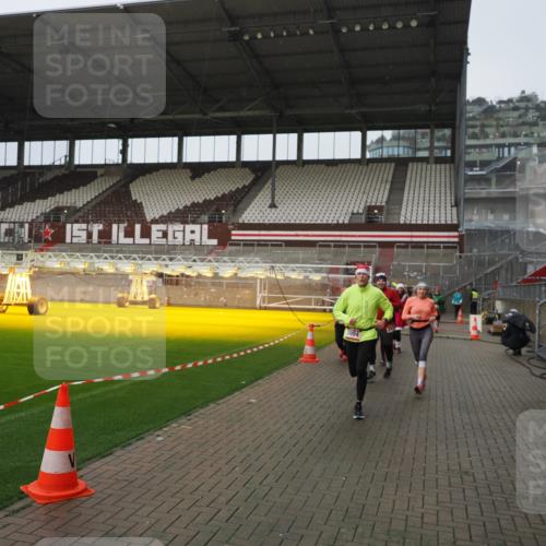 07.12.2025 - St. Pauli X-Mass-Run No. 15 Fabian Wolf http://msf.ph/oto/9420080 07.12.2025 11:36:53 Ziel 1588, 1590, 2004, 2102, 2405, 2517, 2917 meine-sportfotos.de