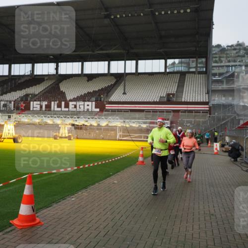 07.12.2025 - St. Pauli X-Mass-Run No. 15 Fabian Wolf http://msf.ph/oto/9420081 07.12.2025 11:36:53 Ziel 1588, 1590, 2004, 2102, 2405, 2517, 2917 meine-sportfotos.de