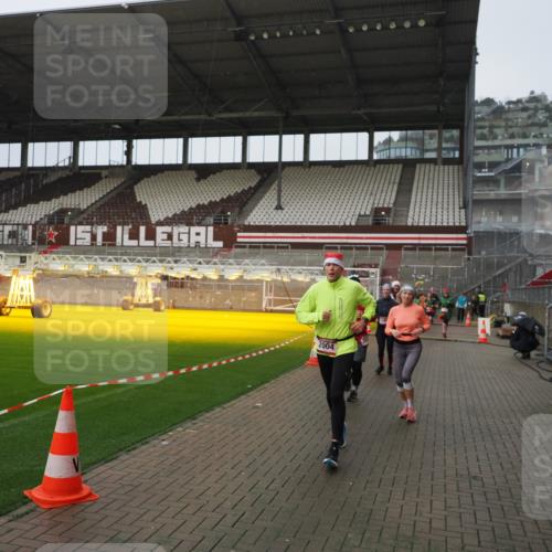 07.12.2025 - St. Pauli X-Mass-Run No. 15 Fabian Wolf http://msf.ph/oto/9420083 07.12.2025 11:36:54 Ziel 1588, 1590, 2004, 2022, 2102, 2405, 2517, 2917 meine-sportfotos.de