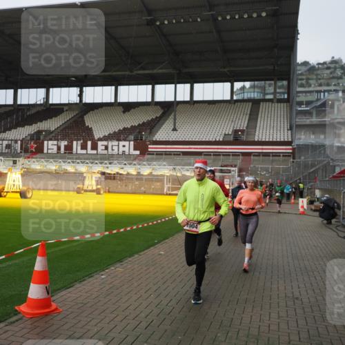 07.12.2025 - St. Pauli X-Mass-Run No. 15 Fabian Wolf http://msf.ph/oto/9420084 07.12.2025 11:36:54 Ziel 1588, 1590, 2004, 2022, 2102, 2405, 2517, 2917 meine-sportfotos.de
