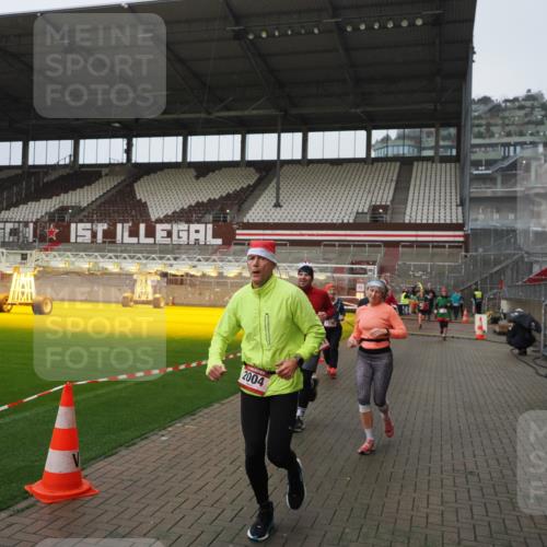 07.12.2025 - St. Pauli X-Mass-Run No. 15 Fabian Wolf http://msf.ph/oto/9420086 07.12.2025 11:36:54 Ziel 1588, 1590, 2004, 2022, 2102, 2405, 2517, 2917 meine-sportfotos.de