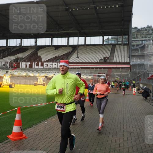 07.12.2025 - St. Pauli X-Mass-Run No. 15 Fabian Wolf http://msf.ph/oto/9420087 07.12.2025 11:36:54 Ziel 1588, 1590, 2004, 2022, 2102, 2405, 2517, 2917 meine-sportfotos.de