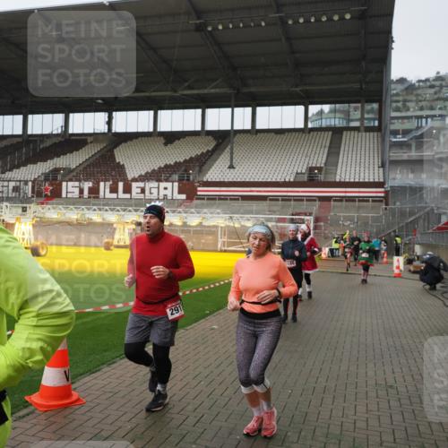 07.12.2025 - St. Pauli X-Mass-Run No. 15 Fabian Wolf http://msf.ph/oto/9420090 07.12.2025 11:36:55 Ziel 1588, 1590, 2004, 2022, 2102, 2405, 2517, 2917 meine-sportfotos.de